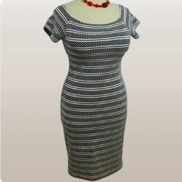 Bisou Bisou Dresses & Skirts - BISOU BISOU Cap Sleeves Midi Dress.